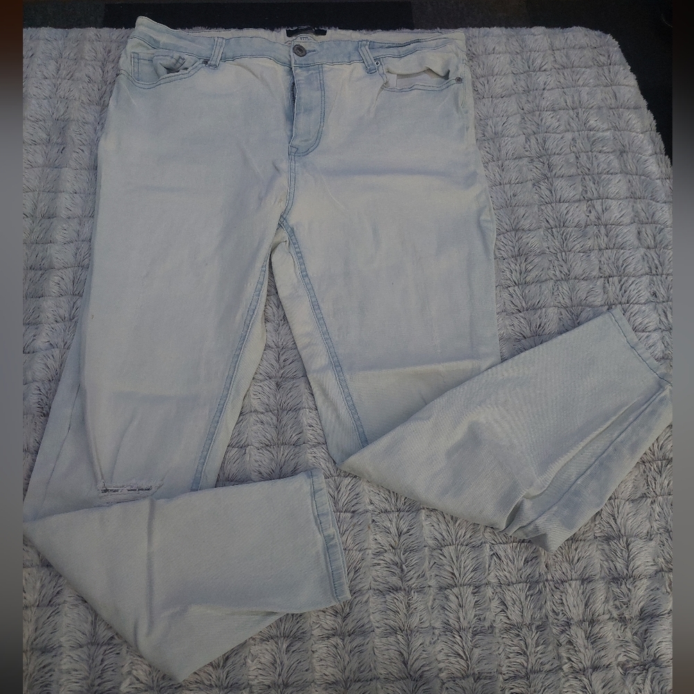 Forever 21 size 18 light wash distressed jeans
